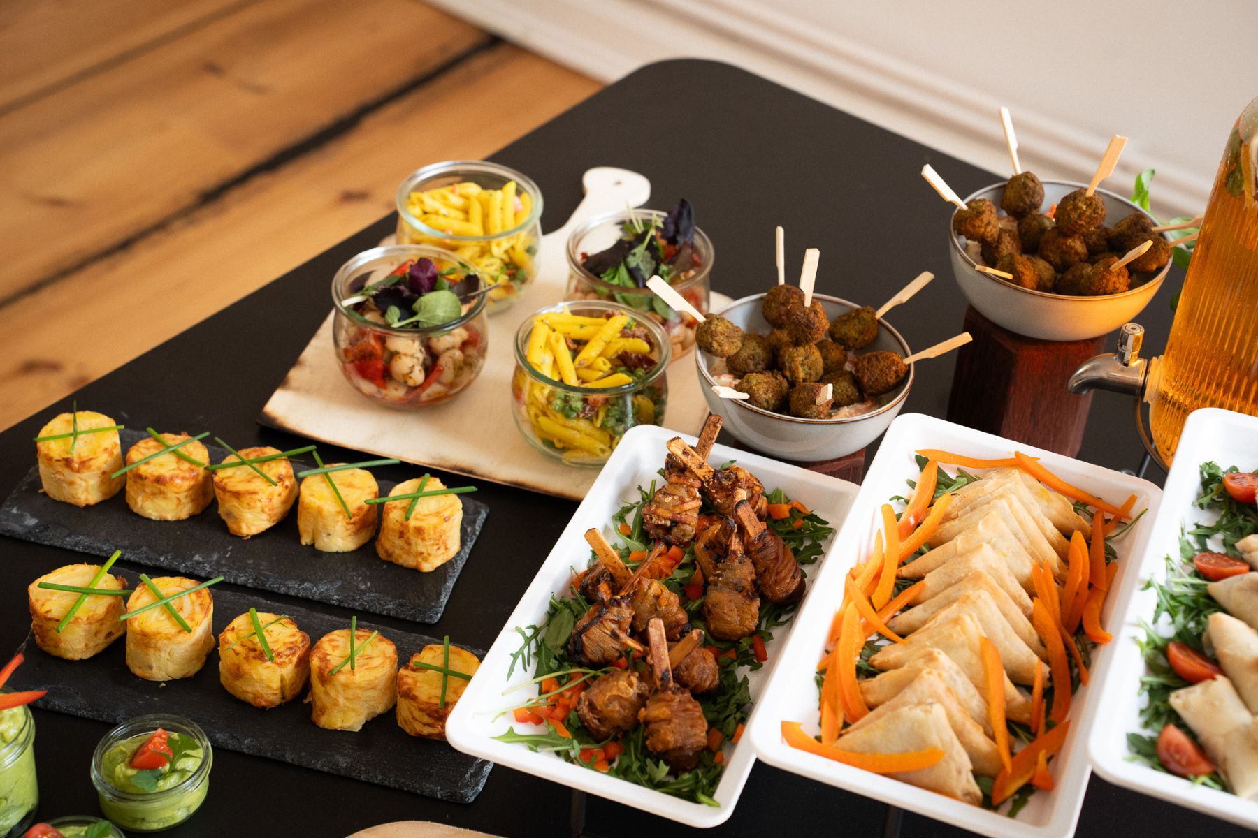 Fingerfood-Buffet von Kasa Kura: Salate im Glas, Falafel, Spieße und Samosas