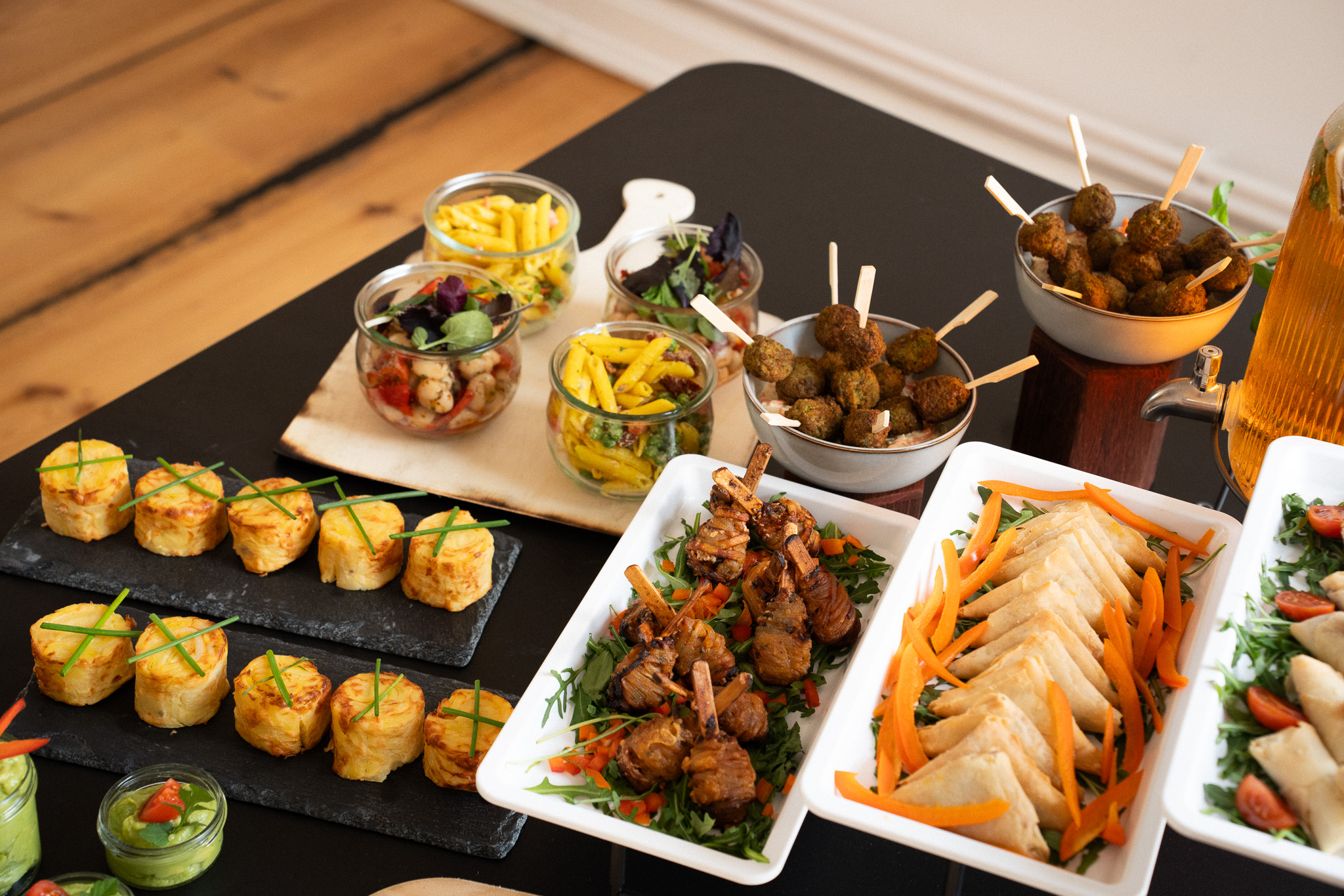 Fingerfood-Buffet von Kasa Kura: Salate im Glas, Falafel, Spieße und Samosas