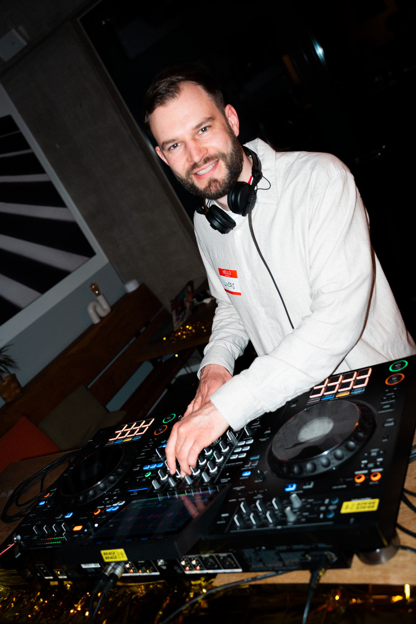 DJ bei einer Dinnerparty