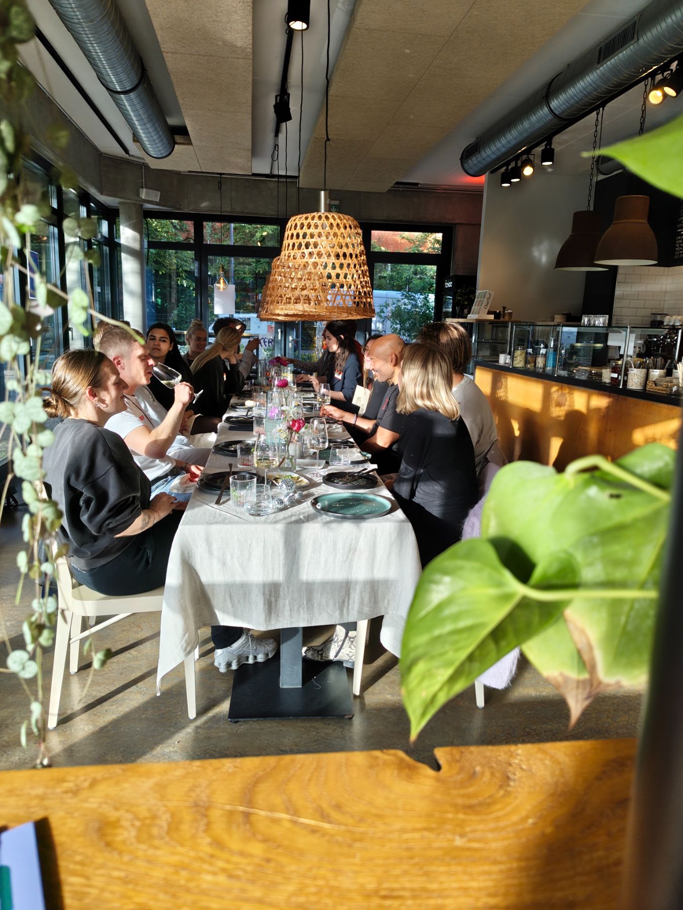 Die lange Tafel der Habibi Night im Abendlicht