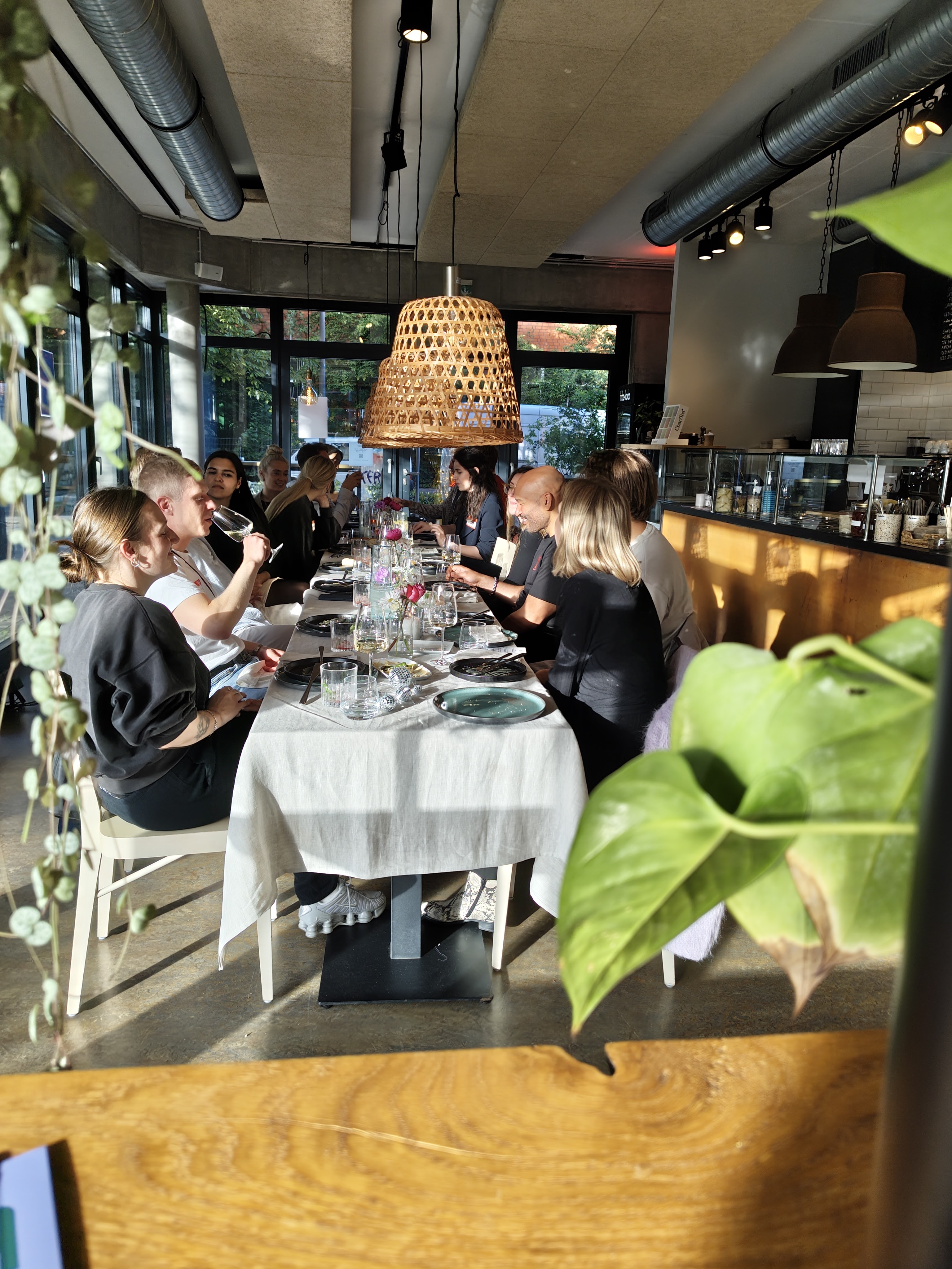 Die lange Tafel der Habibi Night im Abendlicht