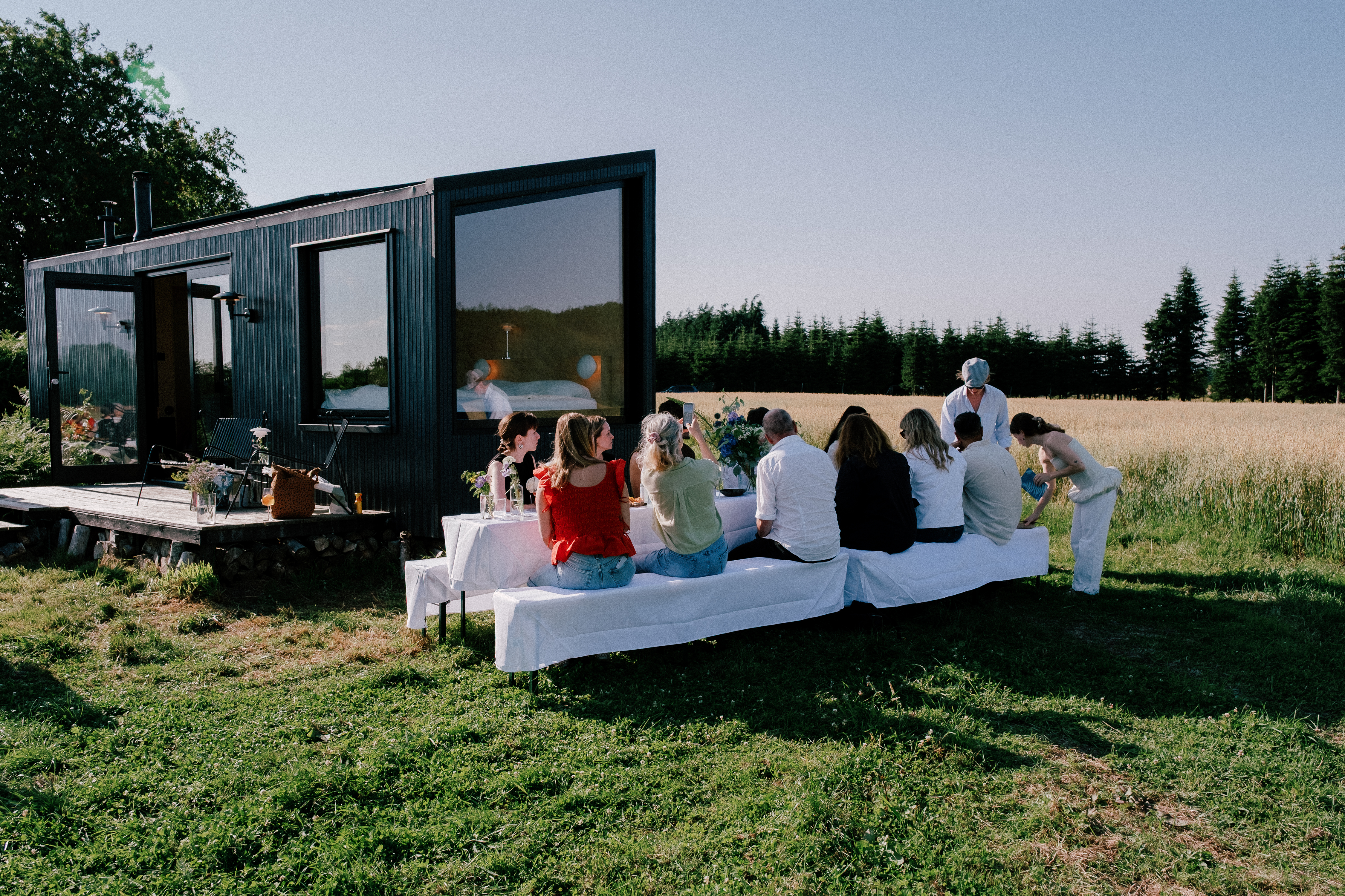 Lange Tafel am raus.life Cabin in Schleswig-Holstein beim Louis Poulsen Presseevent