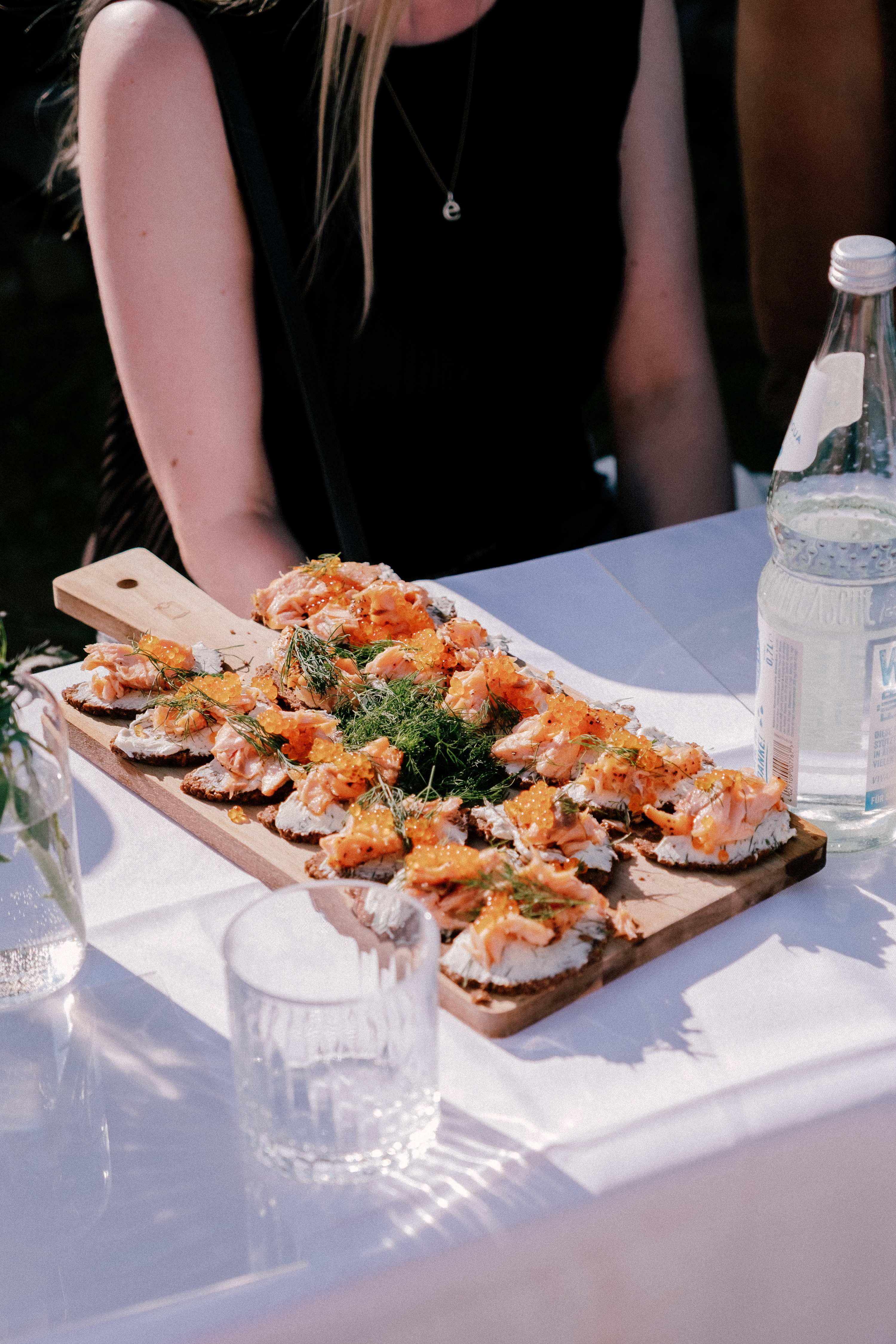 Lachs-Häppchen auf Holzbrett