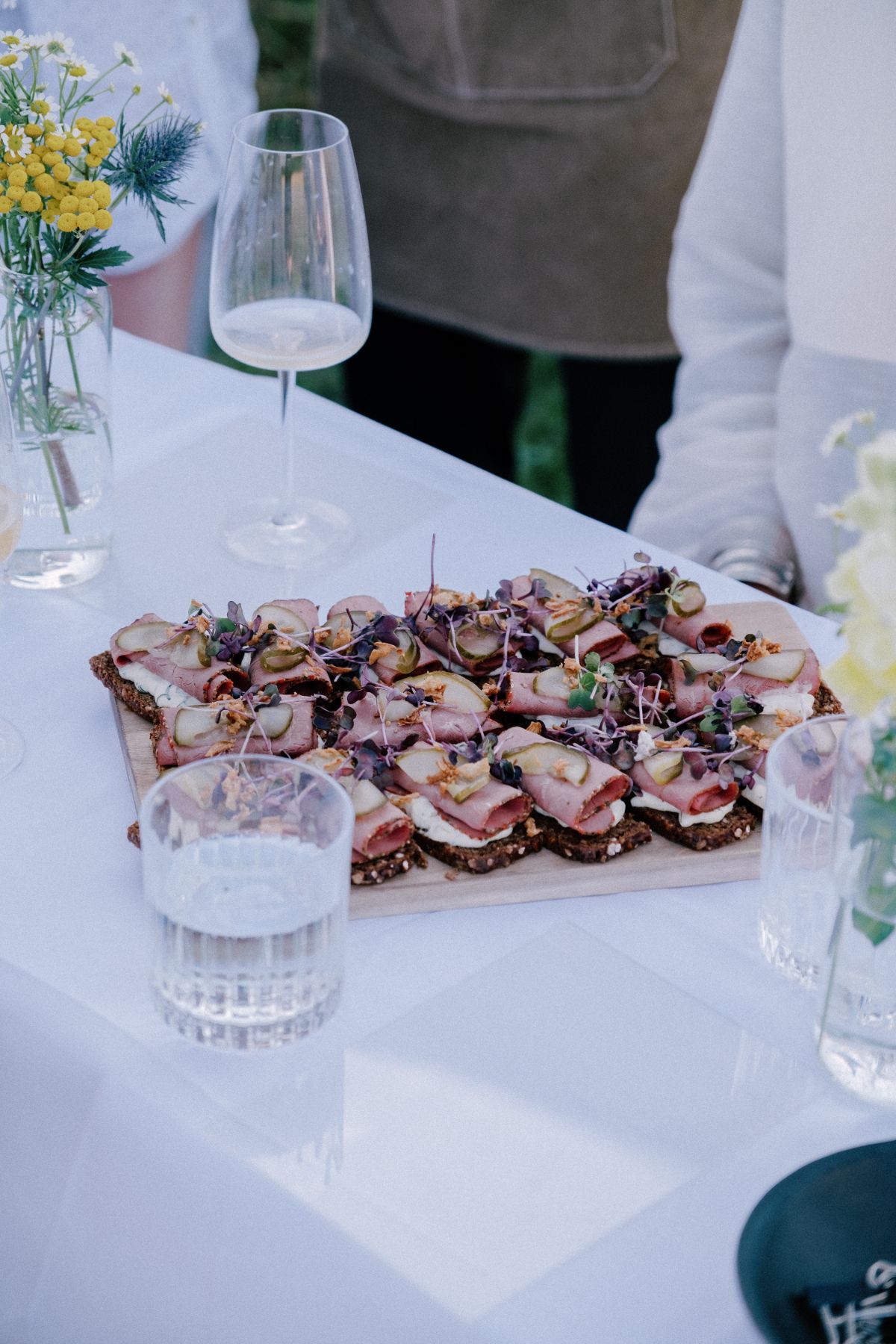 Pastrami-Häppchen auf Roggenbrot