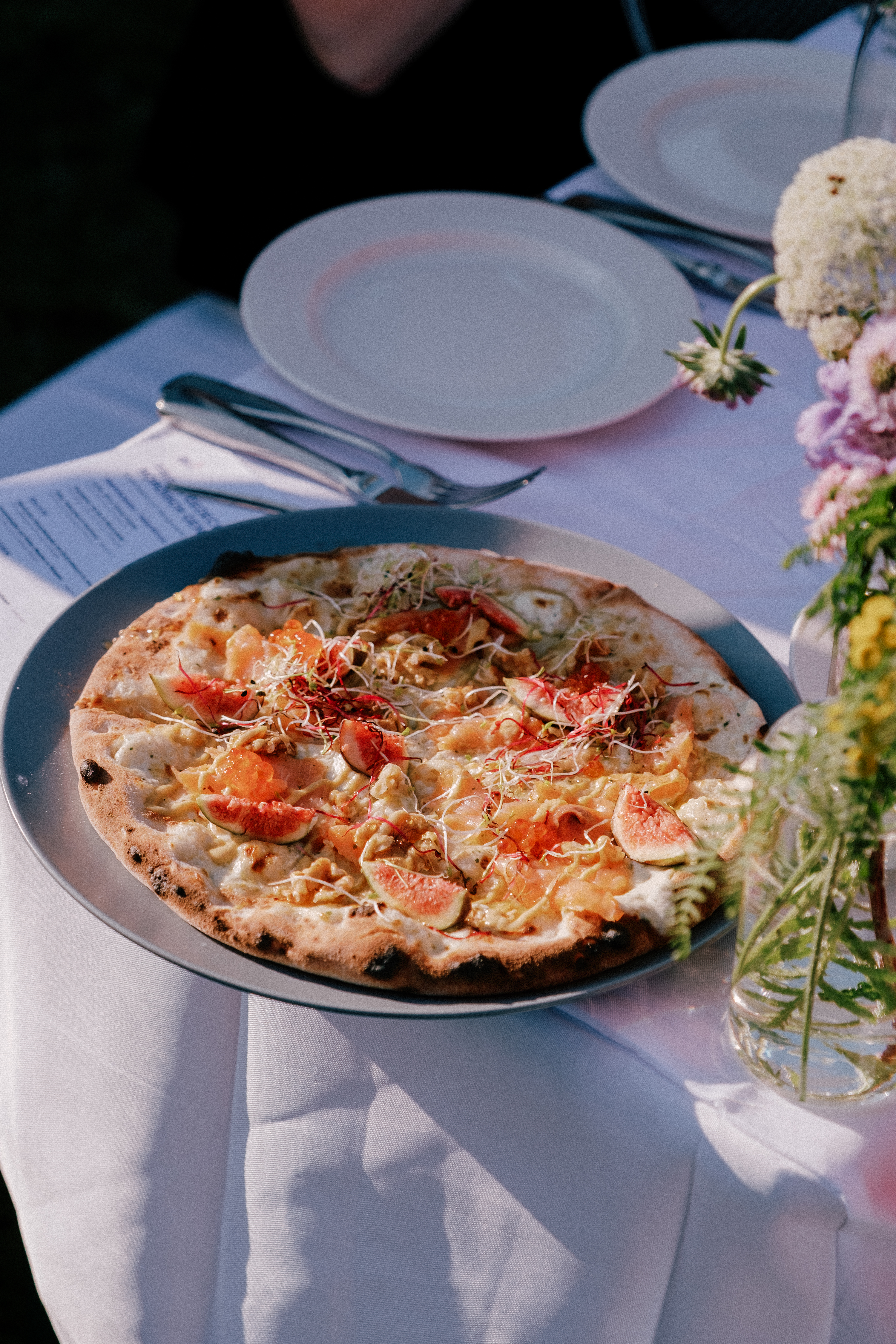 Pizza aus dem Live Cooking mit Lachs und Feigen