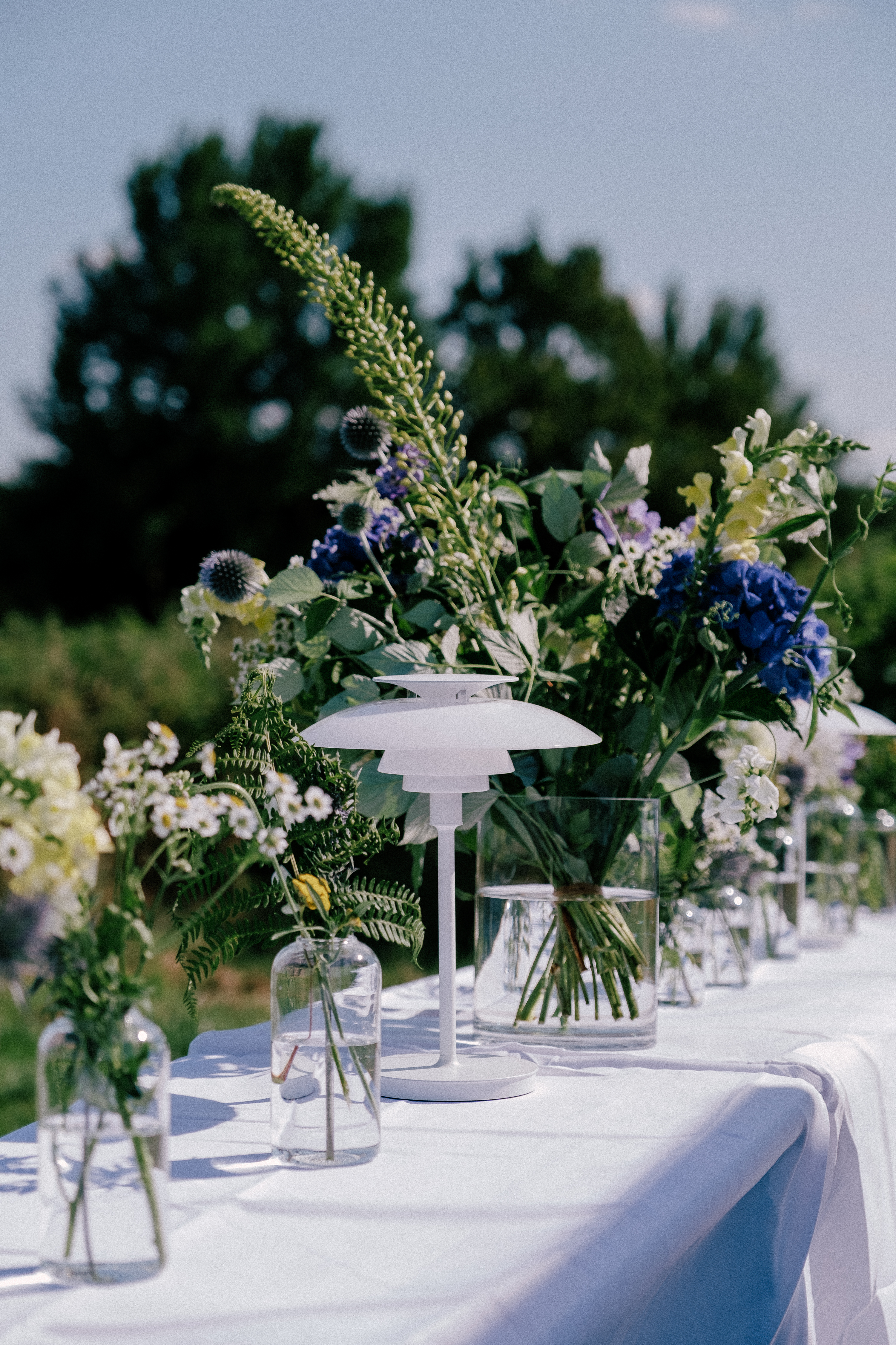 Gedeckte Tafel mit Wildblumen und Louis Poulsen Leuchte