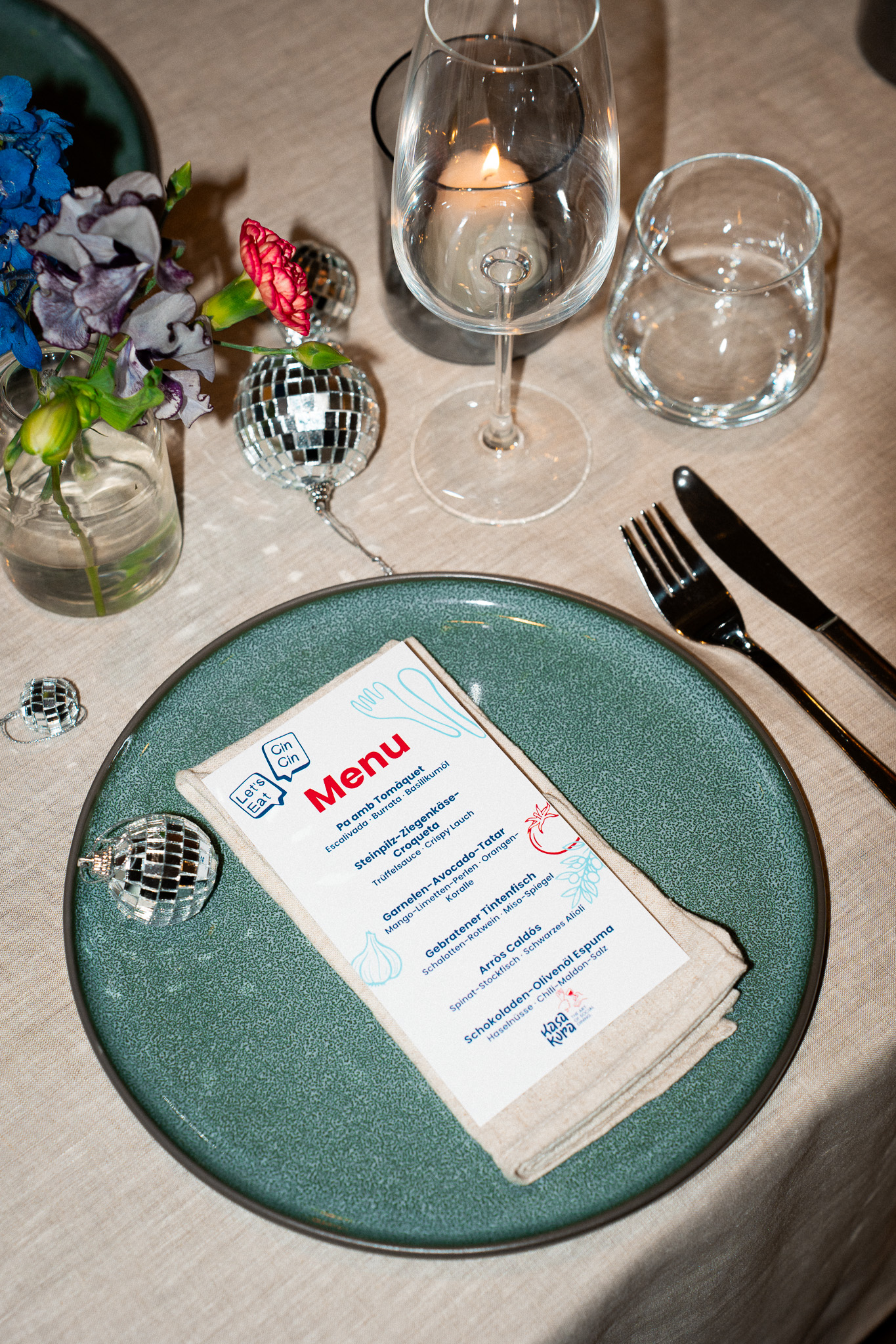 Gedeckte Tafel für eine private Dinnerparty von Kasa Kura