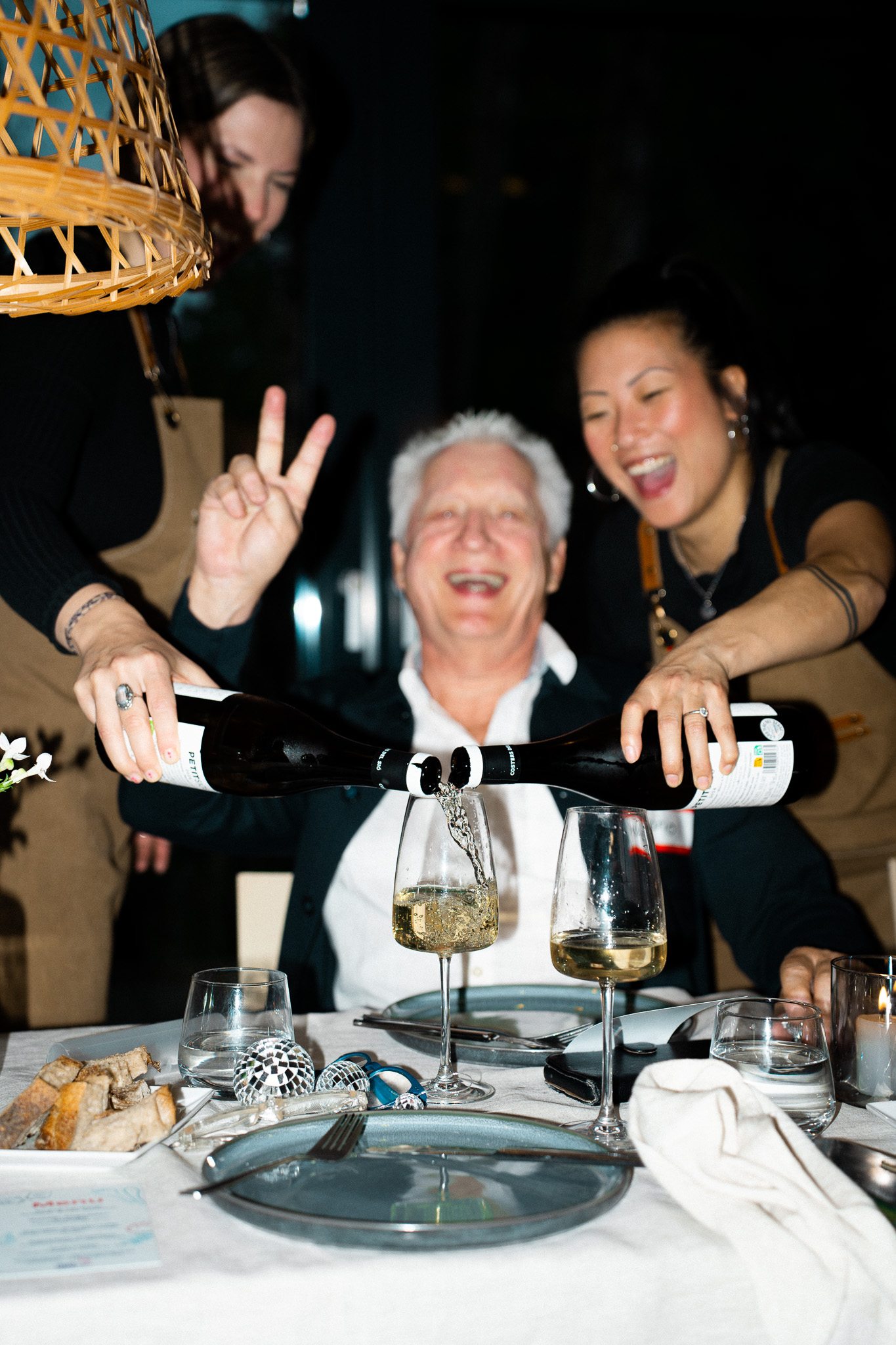 Wein wird an der Tafel eingeschenkt
